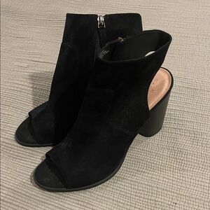 Open toe / ankle strap heel